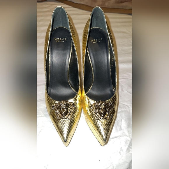 Beautiful gold colour  Versace heel shoes. Size 41 - Picture 1 of 2